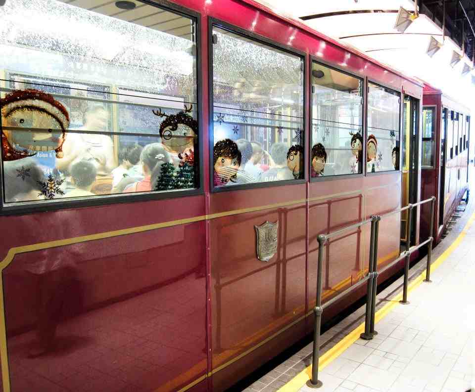 Oowa taking Peak tram