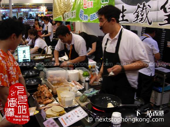 美食博覽會裡人們等著試食產品 美食博覽會裡人們等著試食產品