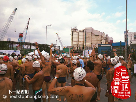 準備下水的游泳健兒(2012新世界維港泳) 準備下水的游泳健兒(2012新世界維港泳)