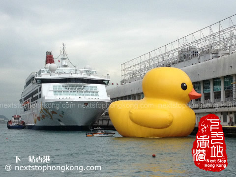Rubber Duck (Florentijn Hofman) next to Harbour City in Hong Kong