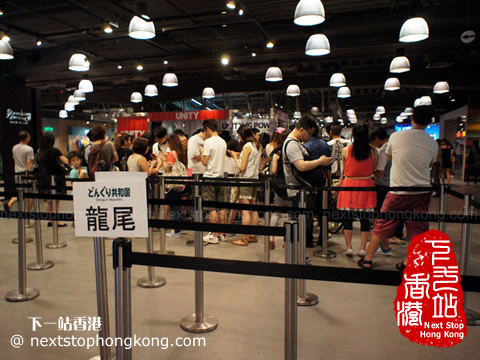 等待進入Donguri Republic精品專門店的人 等待進入Donguri Republic精品專門店的人