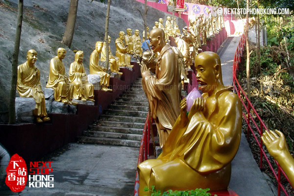 前往萬佛寺的沿途的羅漢像