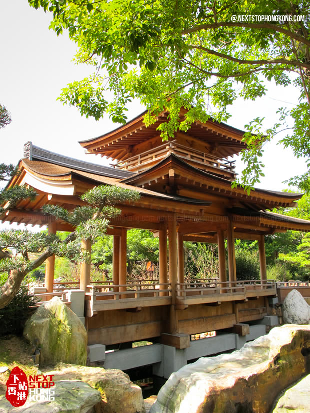 立於南蓮園池蒼塘東端的亭橋 立於南蓮園池蒼塘東端的亭橋