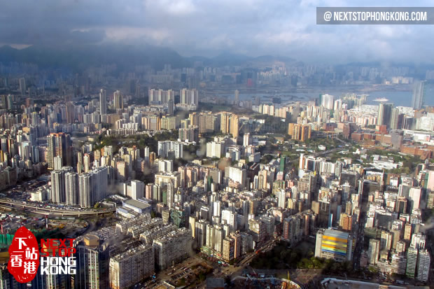 从天际100香港观景台上看九龙半岛 从天际100香港观景台上看九龙半岛
