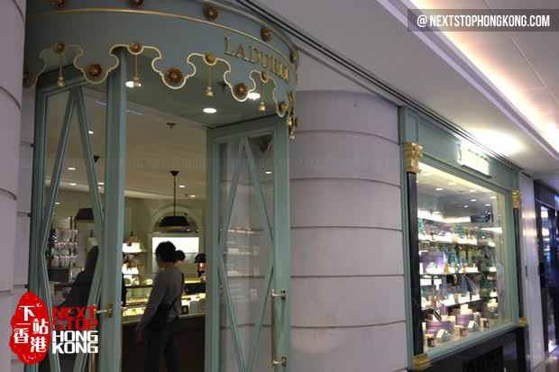新店开张,迎来许多顾客排队惠顾 Ladurée的香港首家分店