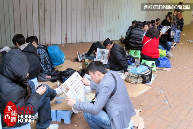 People lining up for the new iPad