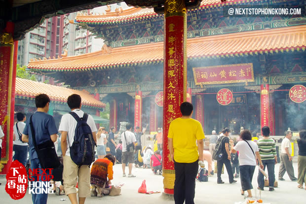 黃大仙祠大殿前的信徒 黃大仙祠大殿前的信徒