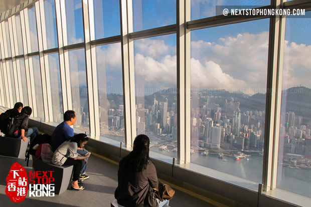 游客在天际100香港观景台上欣赏维多利亚港 游客在天际100香港观景台上欣赏维多利亚港