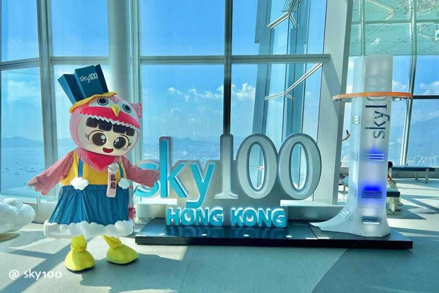 sky100 Observation Deck Christmas Joy with MOMO in the sky 2023