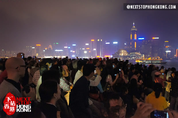 等待欣賞幻彩詠香江的人群